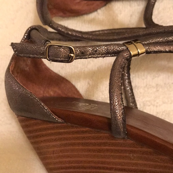 Woman’s wedge sandal. - Picture 4 of 5